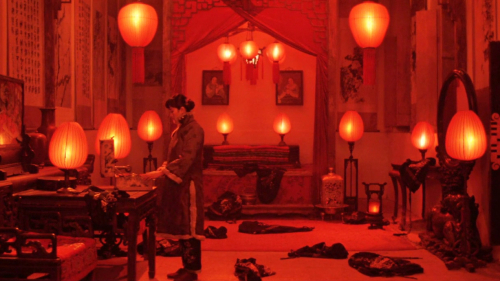 Đèn lồng đỏ treo cao